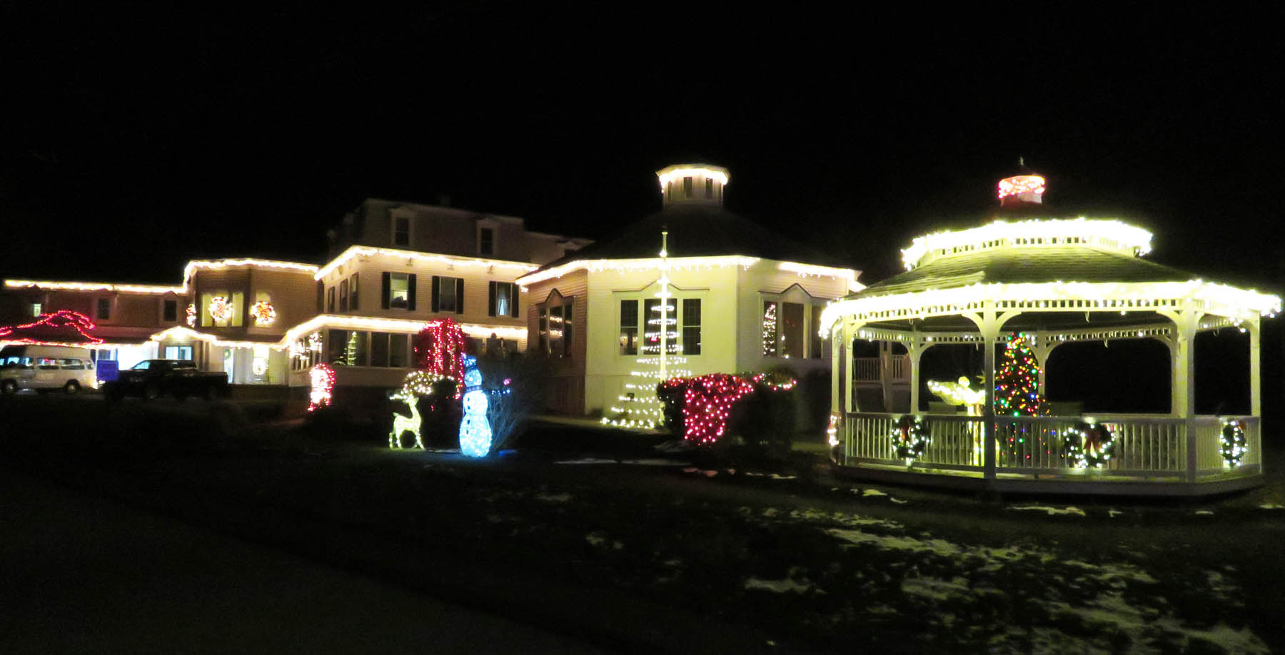 Broadview Manor holiday lights