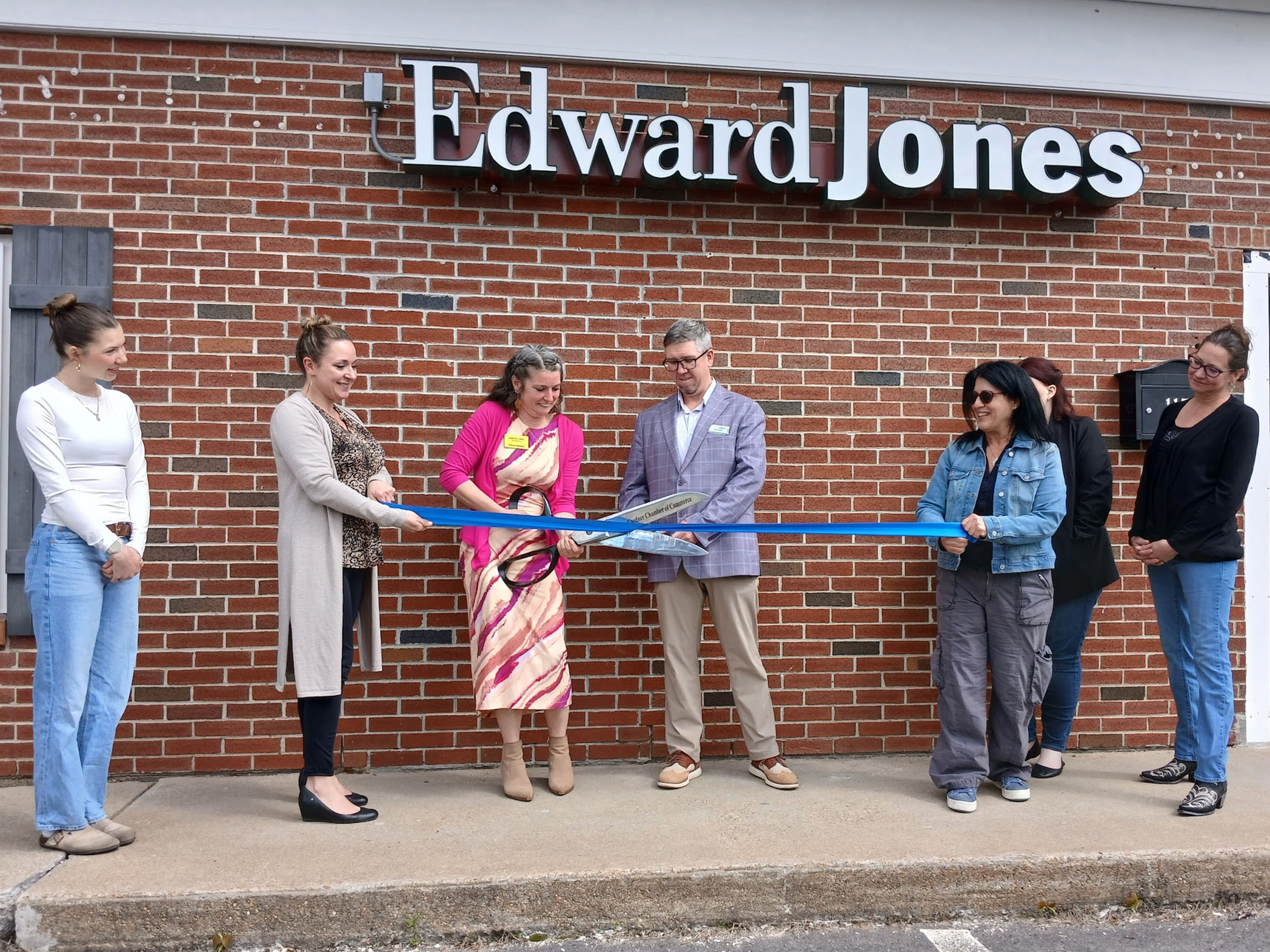 Edward Jones ribbon cutting